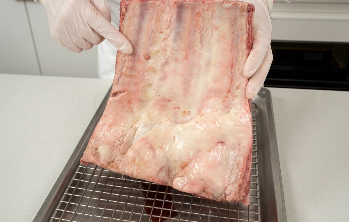 白いサシが綺麗に入った生の牛ショートリブの塊。