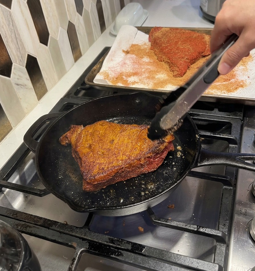 フライパンの中で、いくつかの肉の塊が均一に焼き色づいている様子。