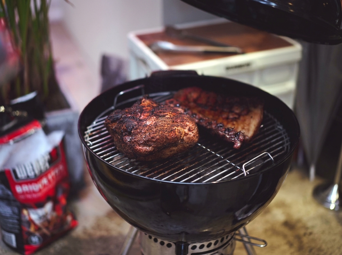 グリルの上で表面がこんがりとキャラメル色になった肉塊。