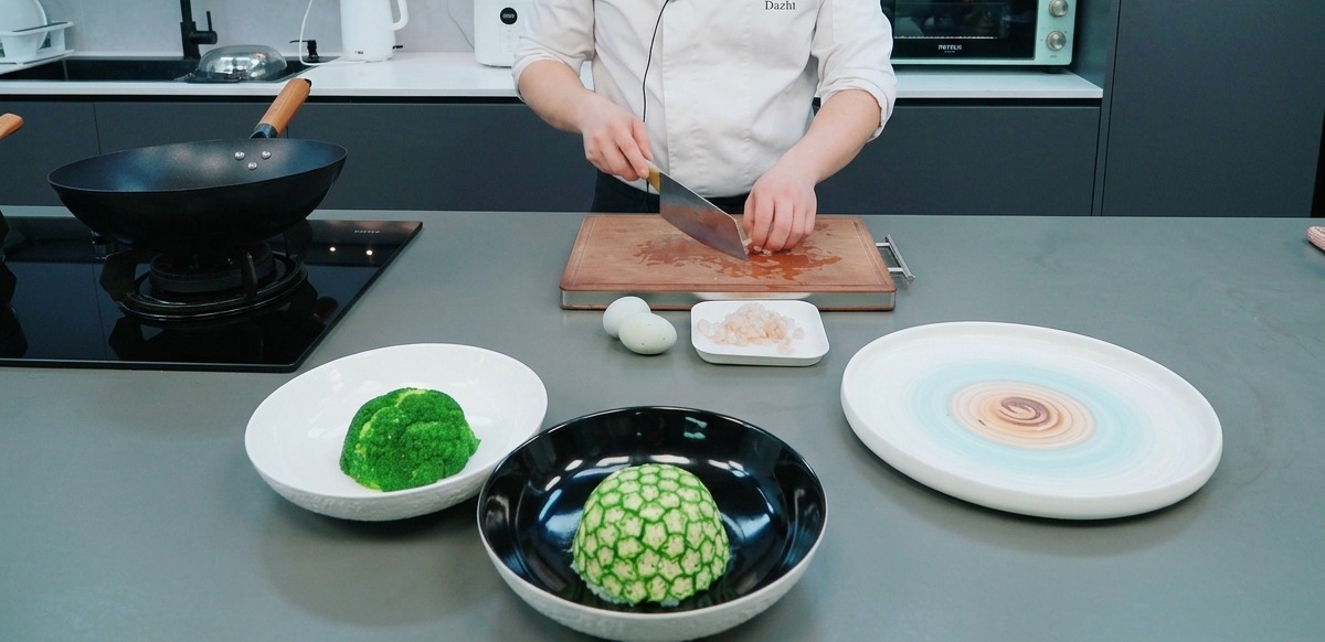 まな板の上で赤い中華干し肉を細かく刻んでいる様子。