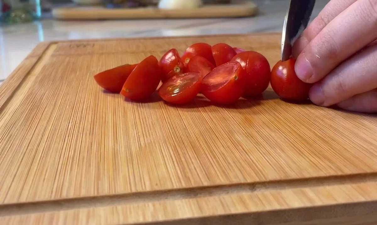真っ赤なミニトマトを半分にカットする様子。