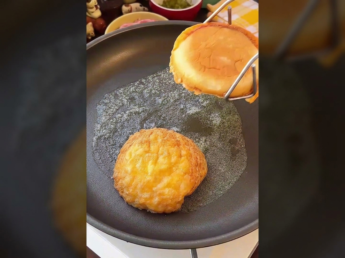 バターを熱したフライパンで、切り口を下にして焼かれるバンズの断面。