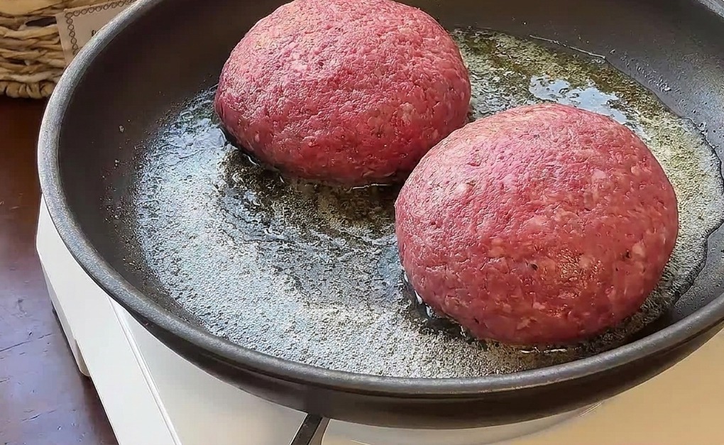 熱したフライパンで、厚みのあるパティを焼き始めた様子。