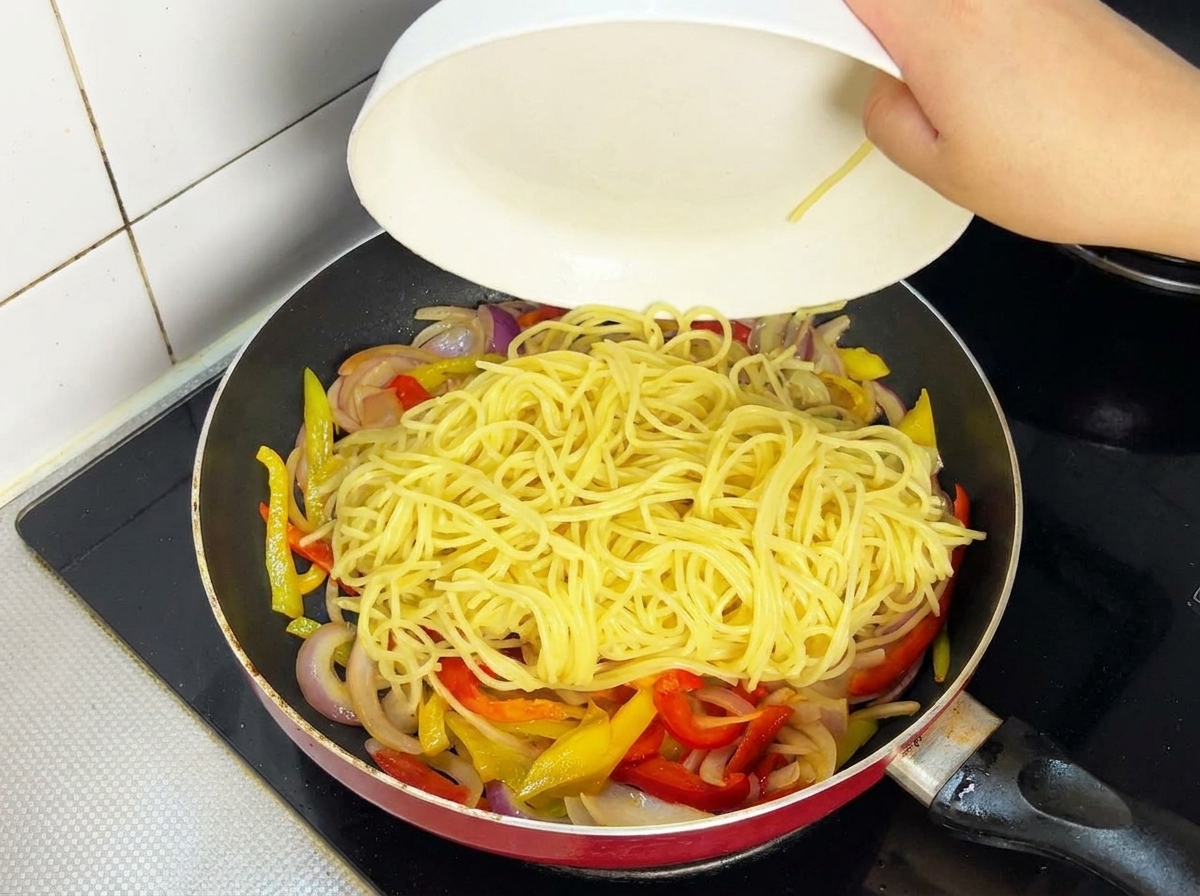 パスタの上に牛肉を戻している様子。