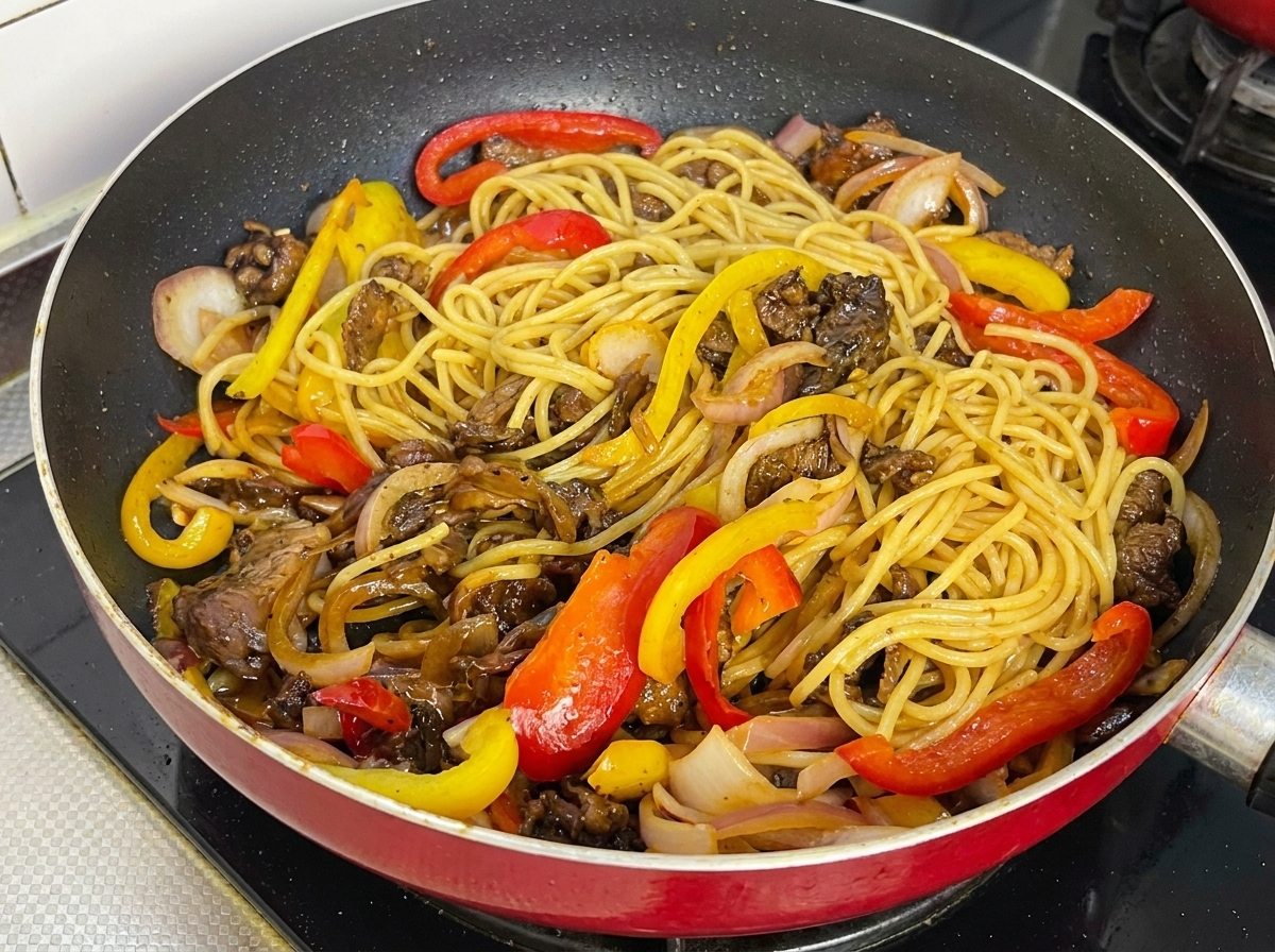 ソースがしっかり絡み、ツヤが出た状態の黒胡椒パスタ。