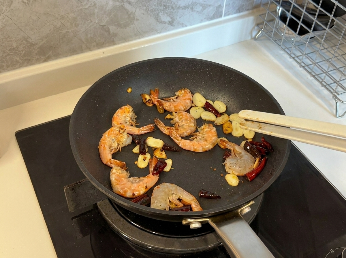 エビが鮮やかなピンク色に変わり、美味しそうな焼き色がついてきた様子。