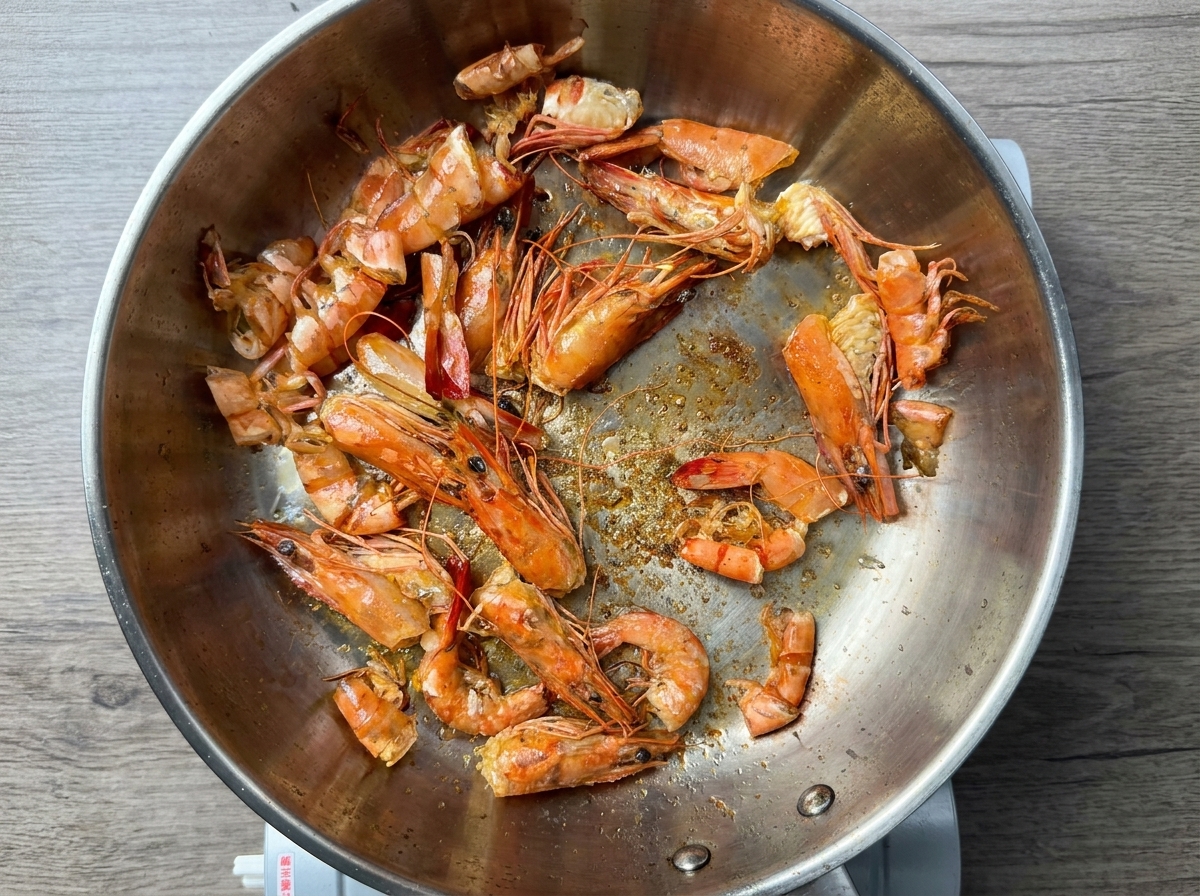 フライパンで味付けした海老を焼いている様子。