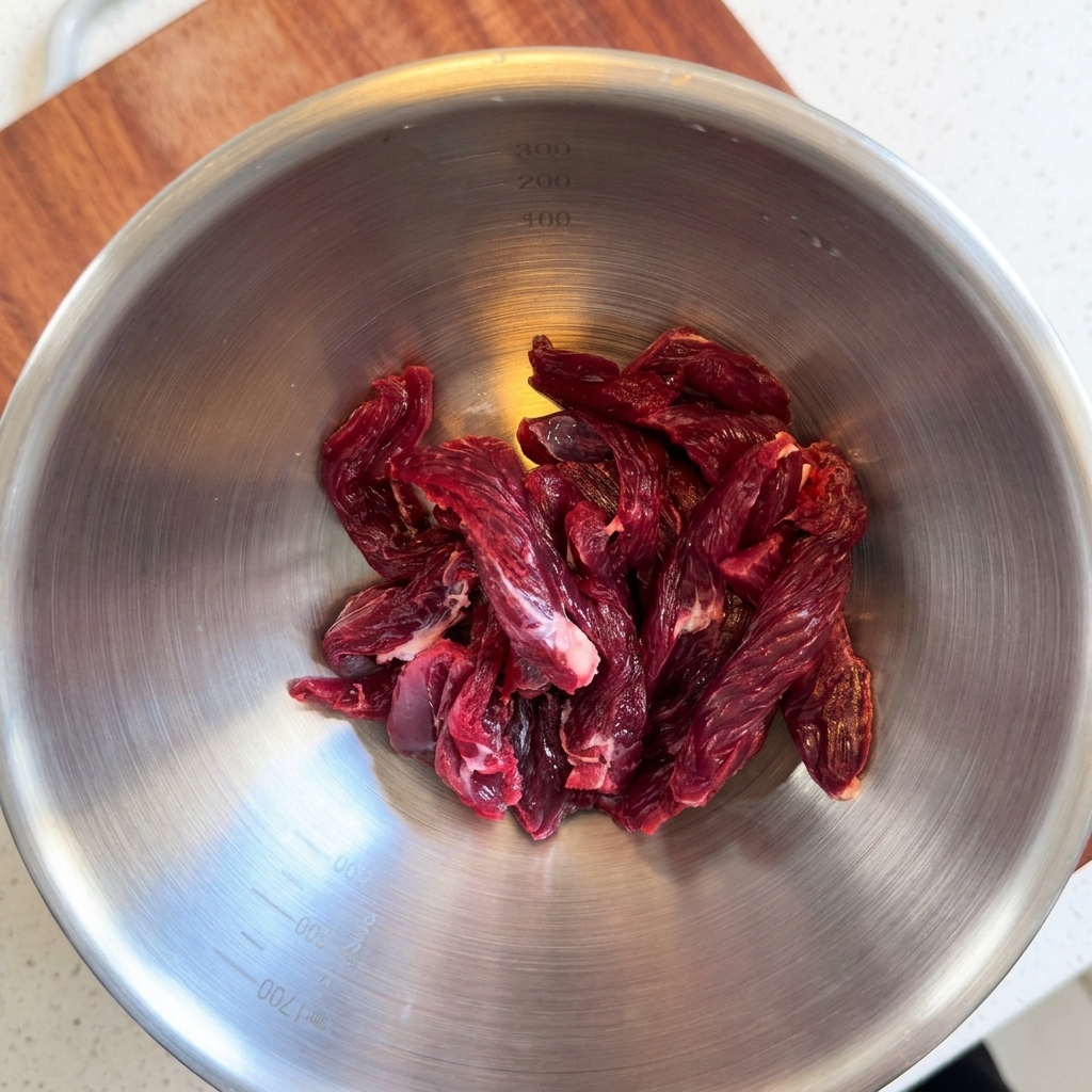 ボウルに入れられた細切りの牛ヒレ肉。