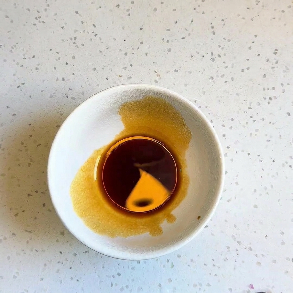 小鉢で作られた黒っぽい合わせソース。