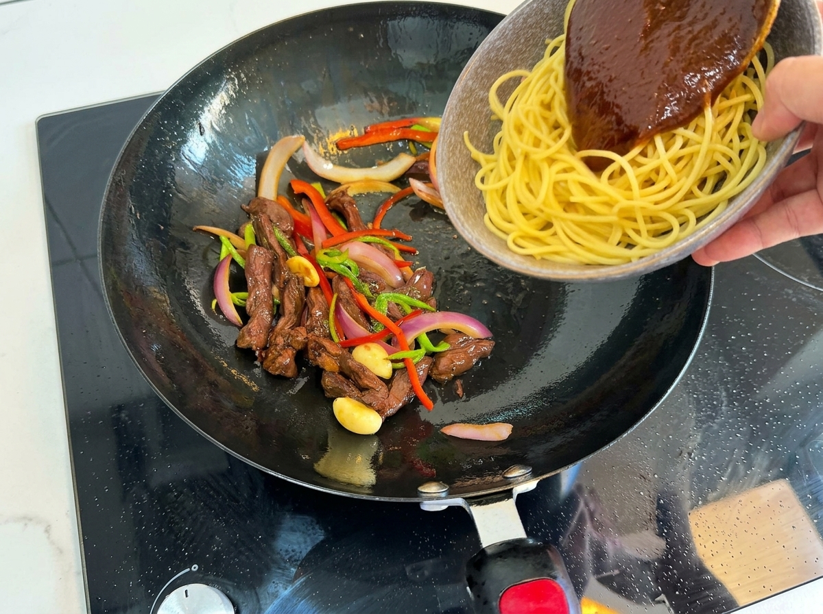 具材の入った鍋にパスタを入れる様子。
