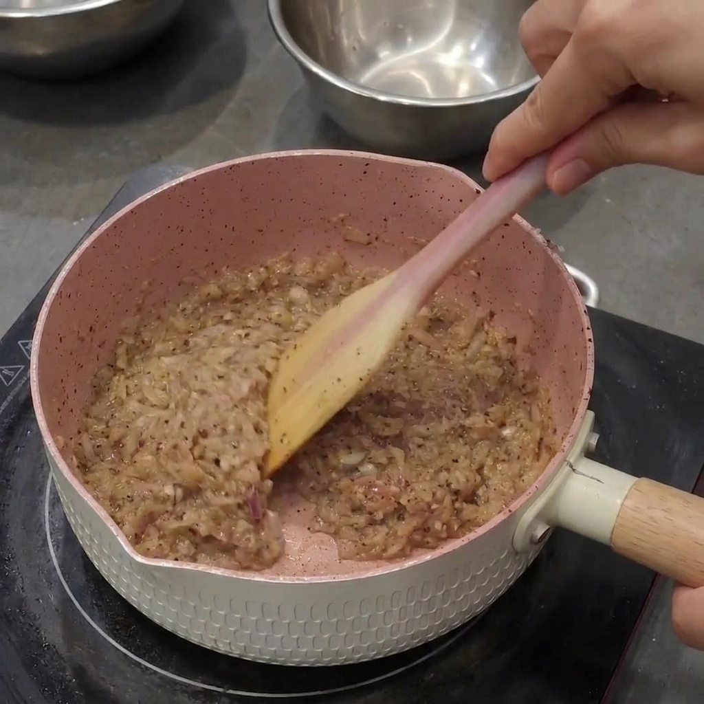 黒胡椒を香味野菜と混ぜ合わせ、濃い色のペースト状になっている様子。