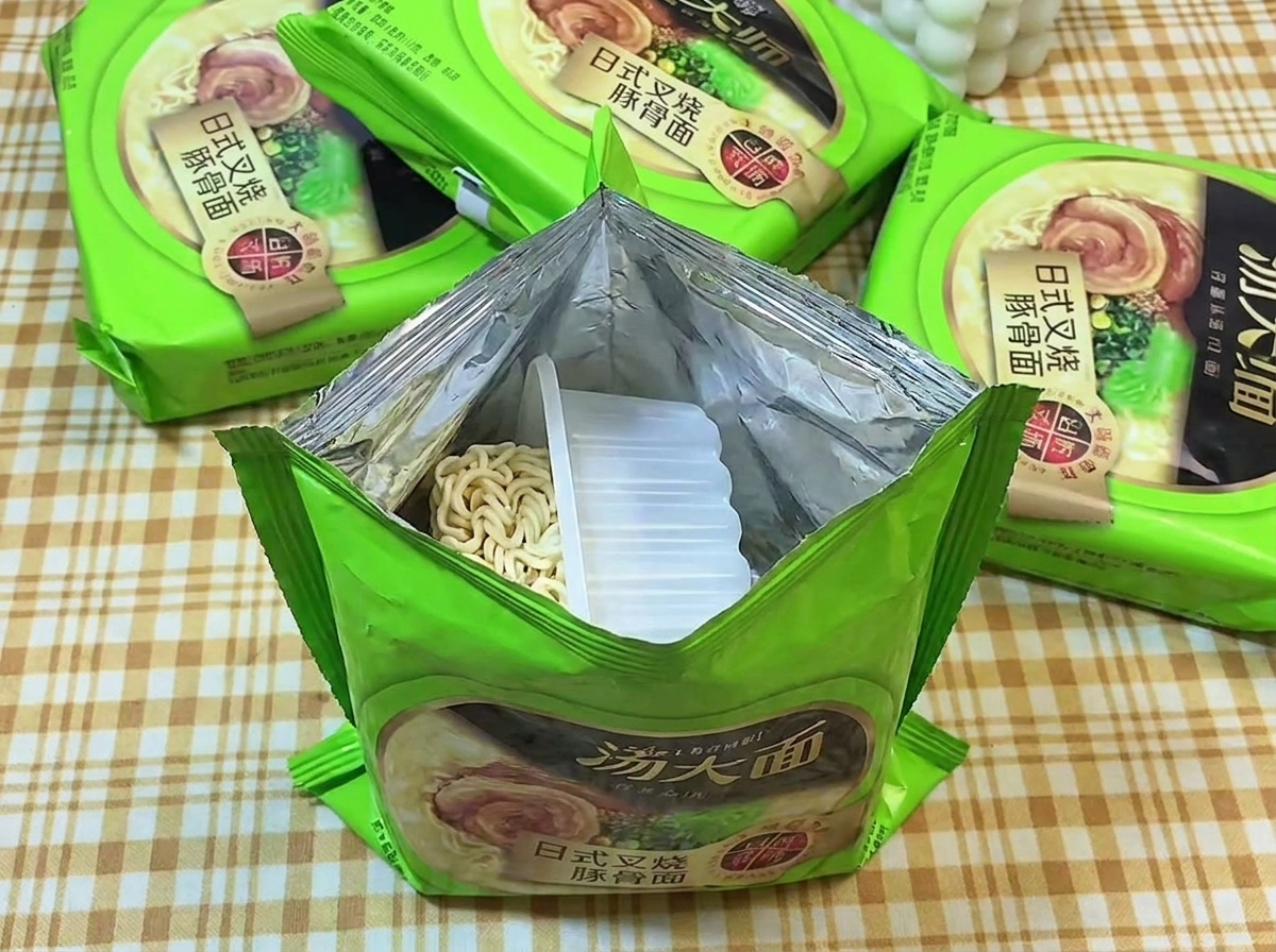 袋から出されたインスタントラーメンの乾麺がプラスチックトレイに乗っている様子。