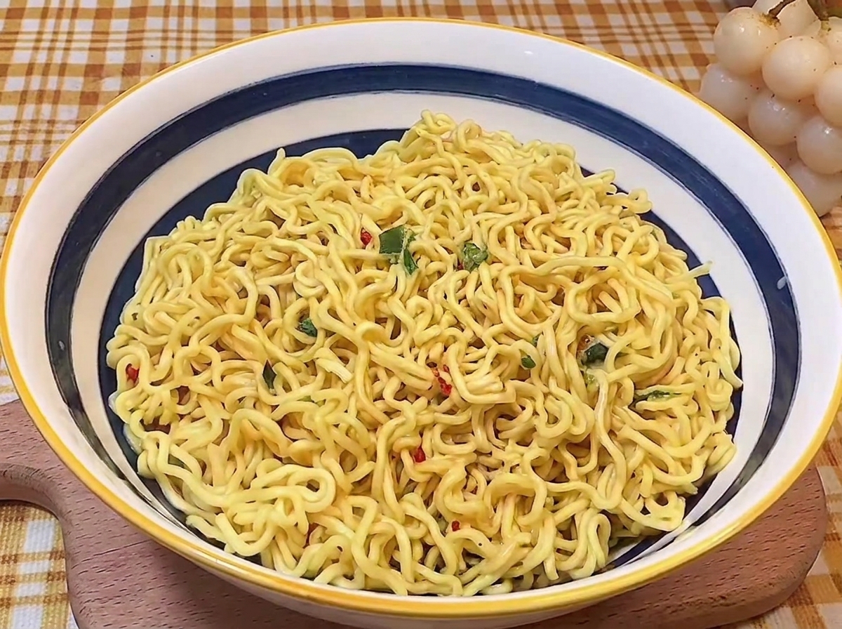 青と白の模様が入った陶器の丼の中央に、きれいに整えられたちぢれ麺。