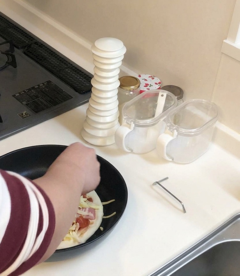 具材の上に、たっぷりのピザ用チーズをまんべんなく振りかけている様子。