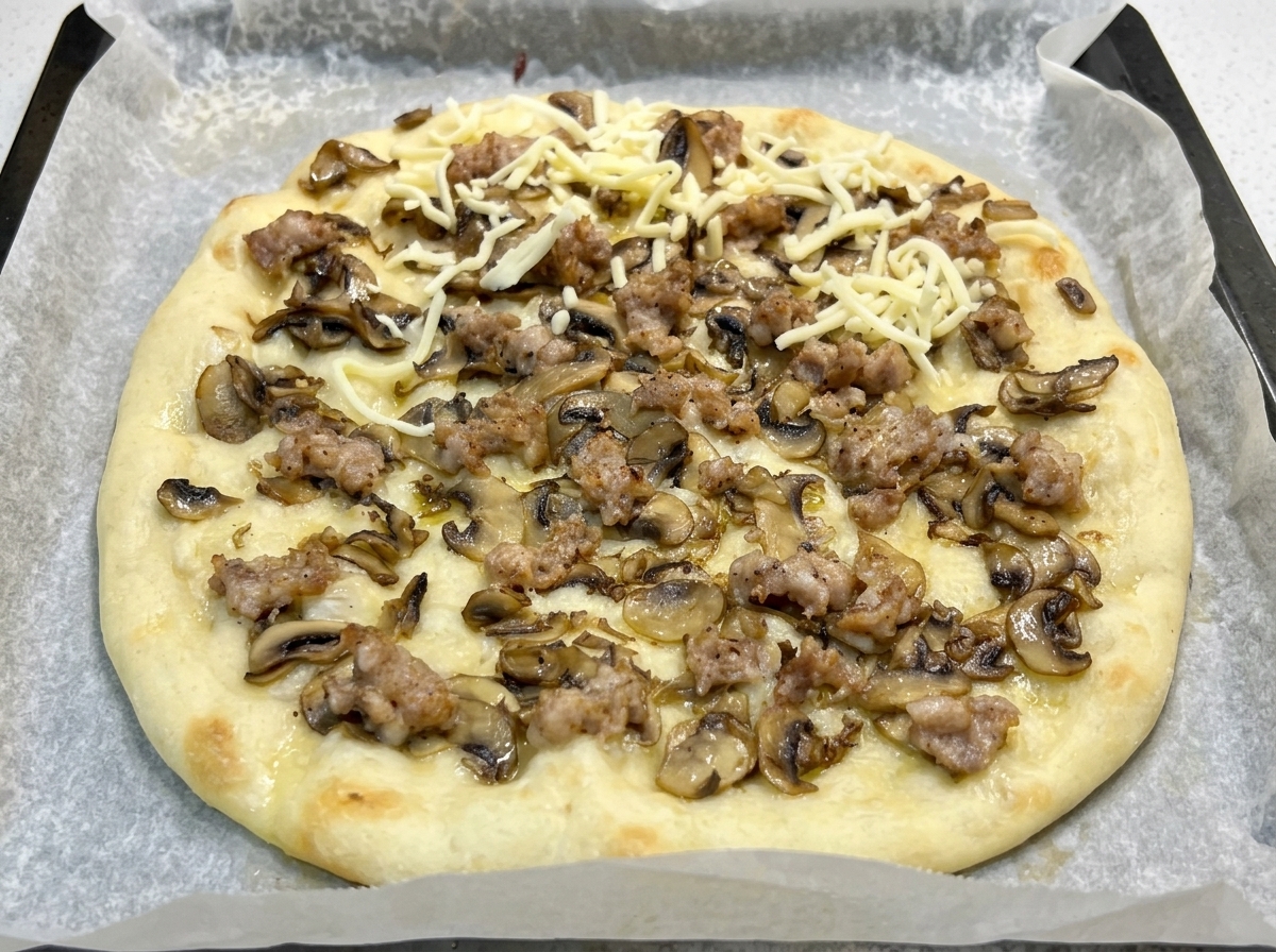 一度焼き上がったピザに、モッツァレラチーズを散らしている様子。