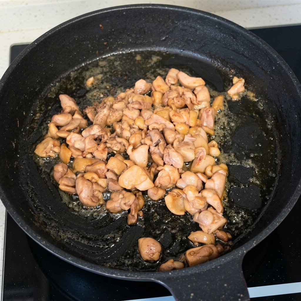 フライパンでこんがりと焼き色がつくまで炒められた鶏肉