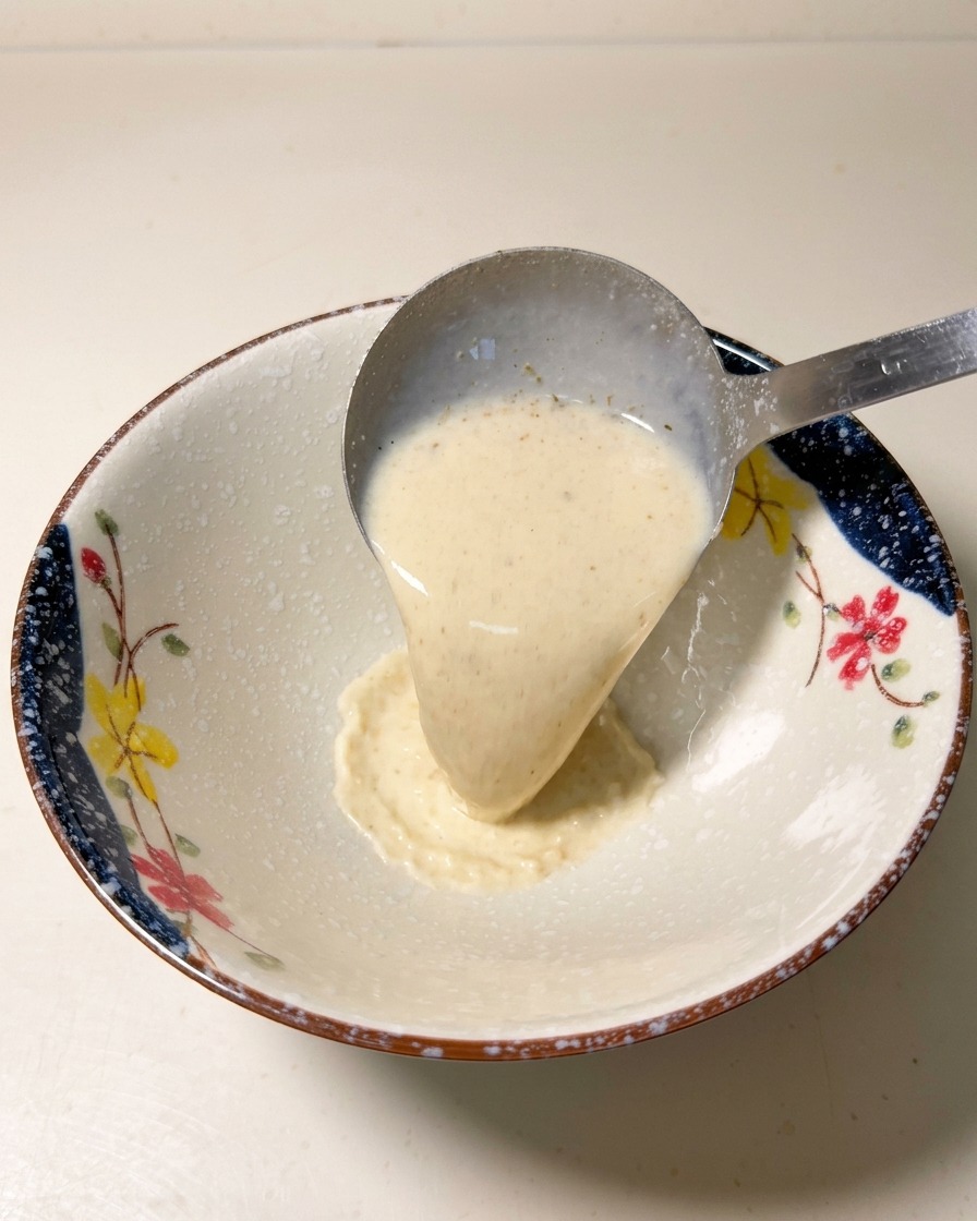 温まった熱々のスープをお気に入りのラーメン鉢に丁寧に注いでいる様子。