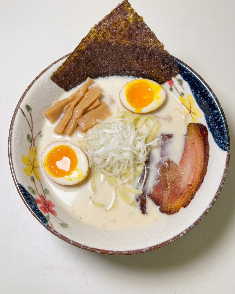 器の縁に、パリッとした海苔を一枚差し込んでいる様子。