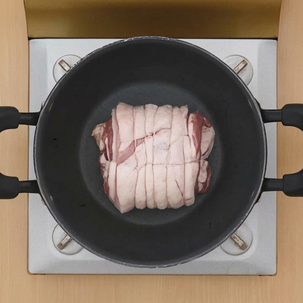 鍋の中で豚肉の表面に焼き色をつけている様子。