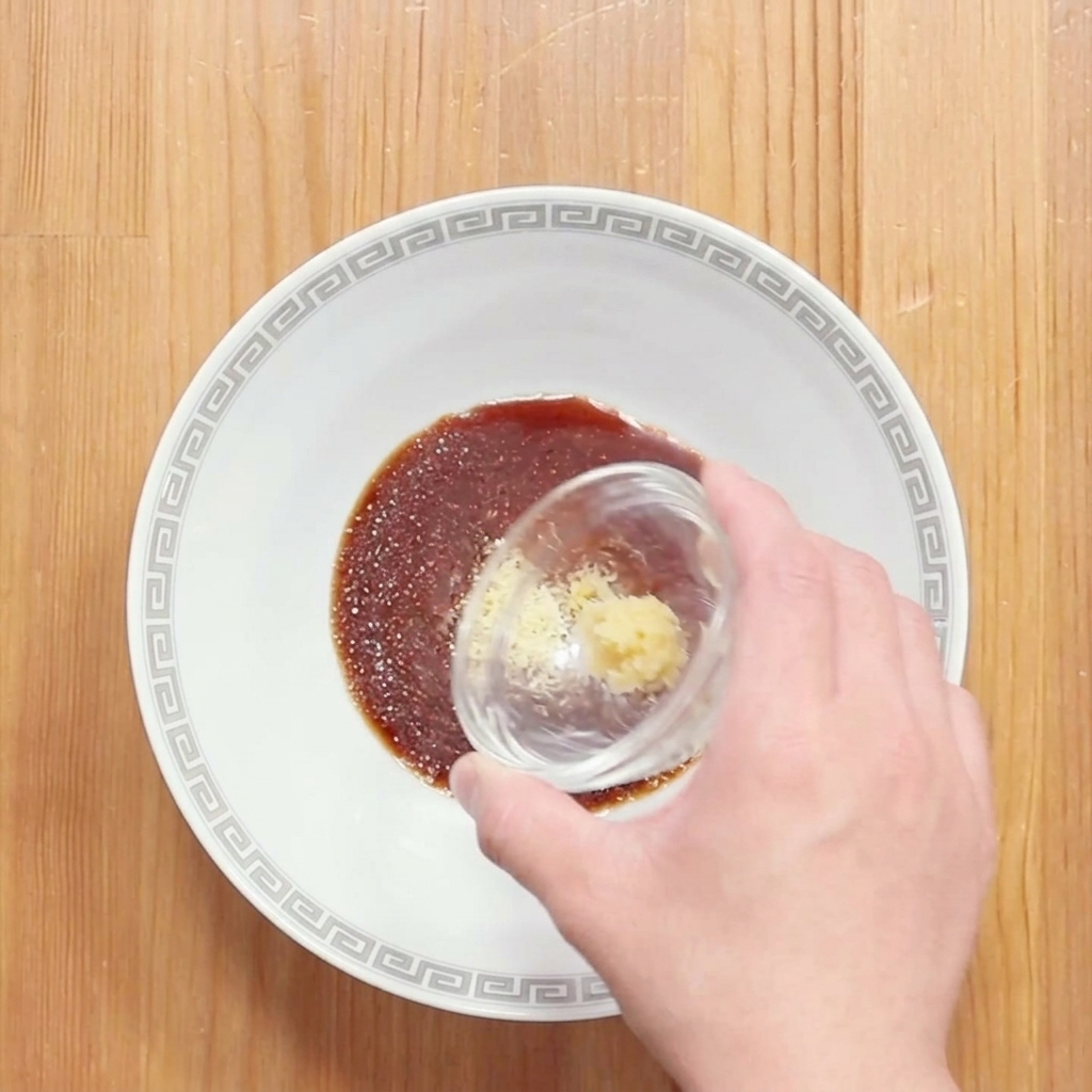 丼の中に醤油、出汁、おろし生姜を合わせている様子。