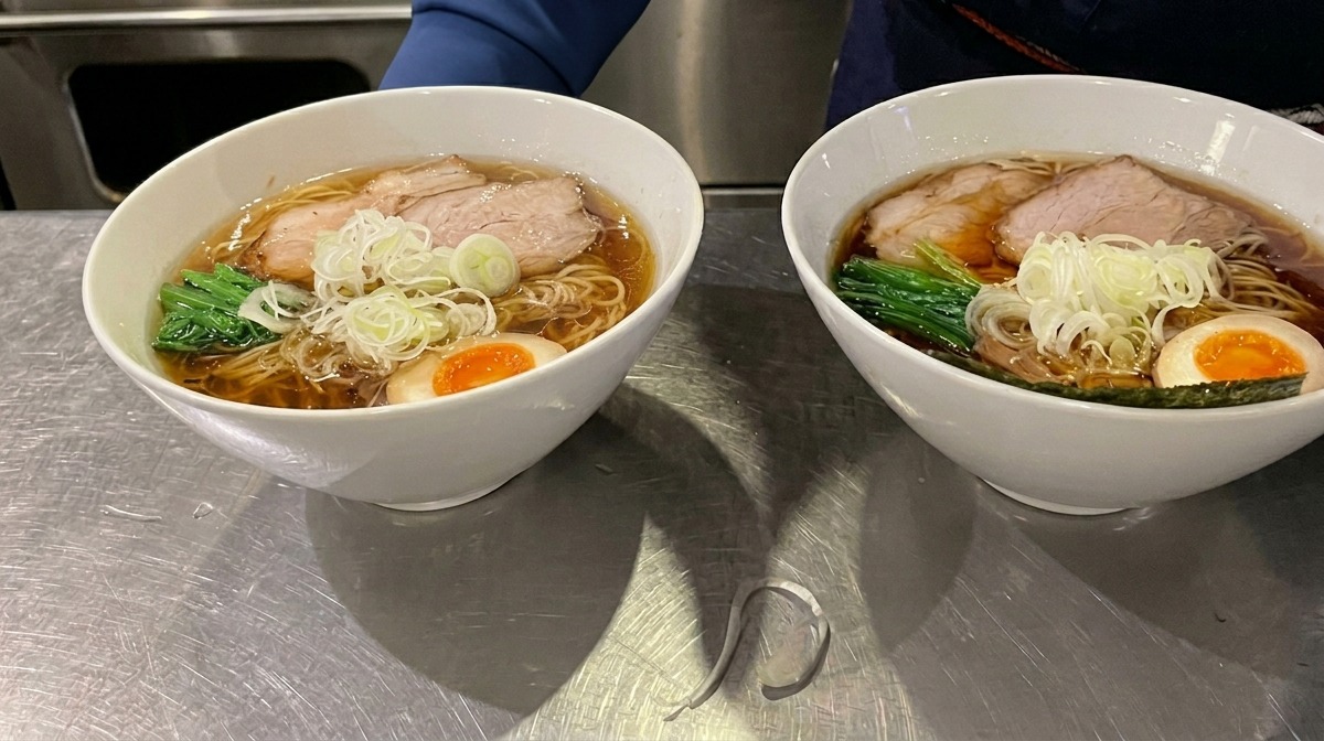 鉢の縁に四角い海苔を差し込み、仕上げをする様子