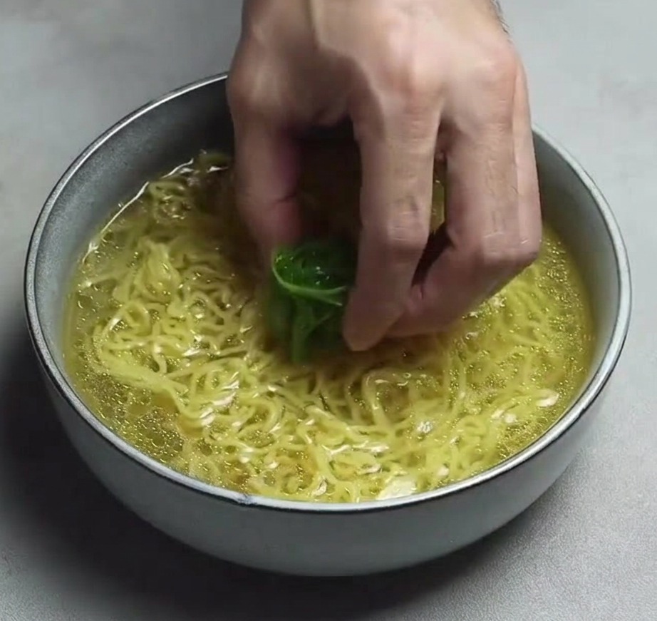 麺の上に、細く刻んだ青ねぎを中央にふんわりと乗せている様子。