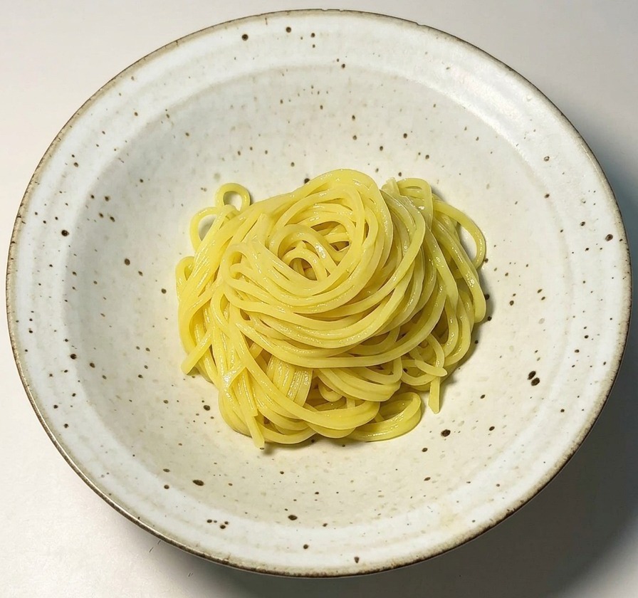 白い器にきれいに整えられた太麺の束。