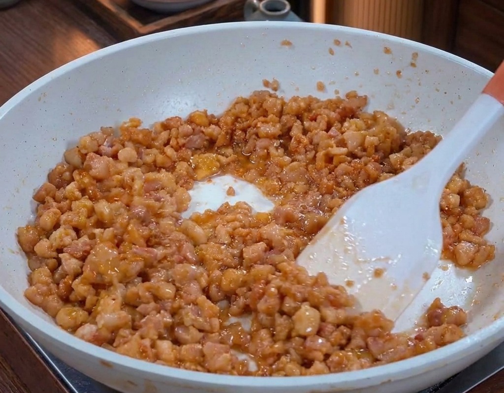 染み出た脂でツヤツヤと輝き、深い焼き色がついてカリッと炒め上がったフライパンの中の肉そぼろ
