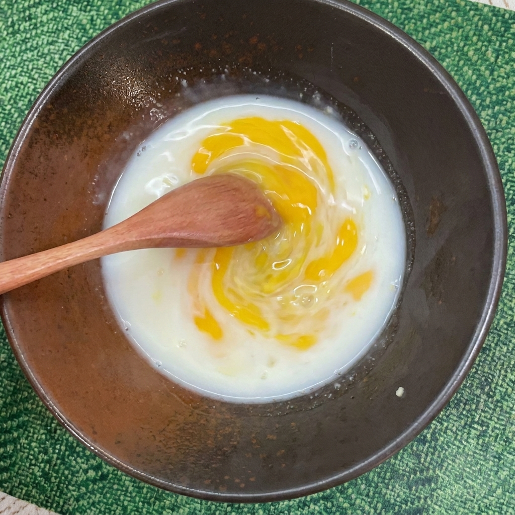 お湯とペーストが混ざり合い、乳白色のクリーミーなスープに変化したボウルの中身。