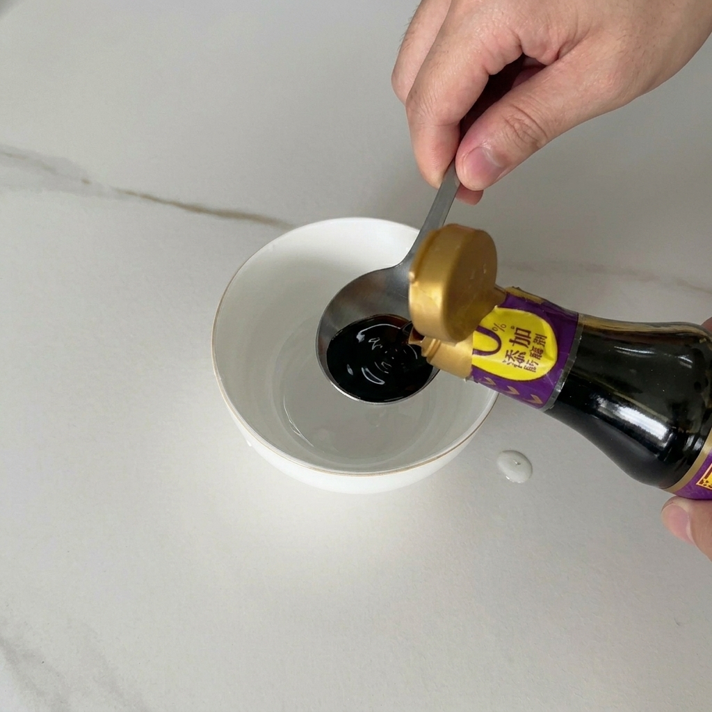 他の液体調味料が入った小さな白いセラミックボウルに、ボトルから濃口しょうゆを注いでいる様子。
