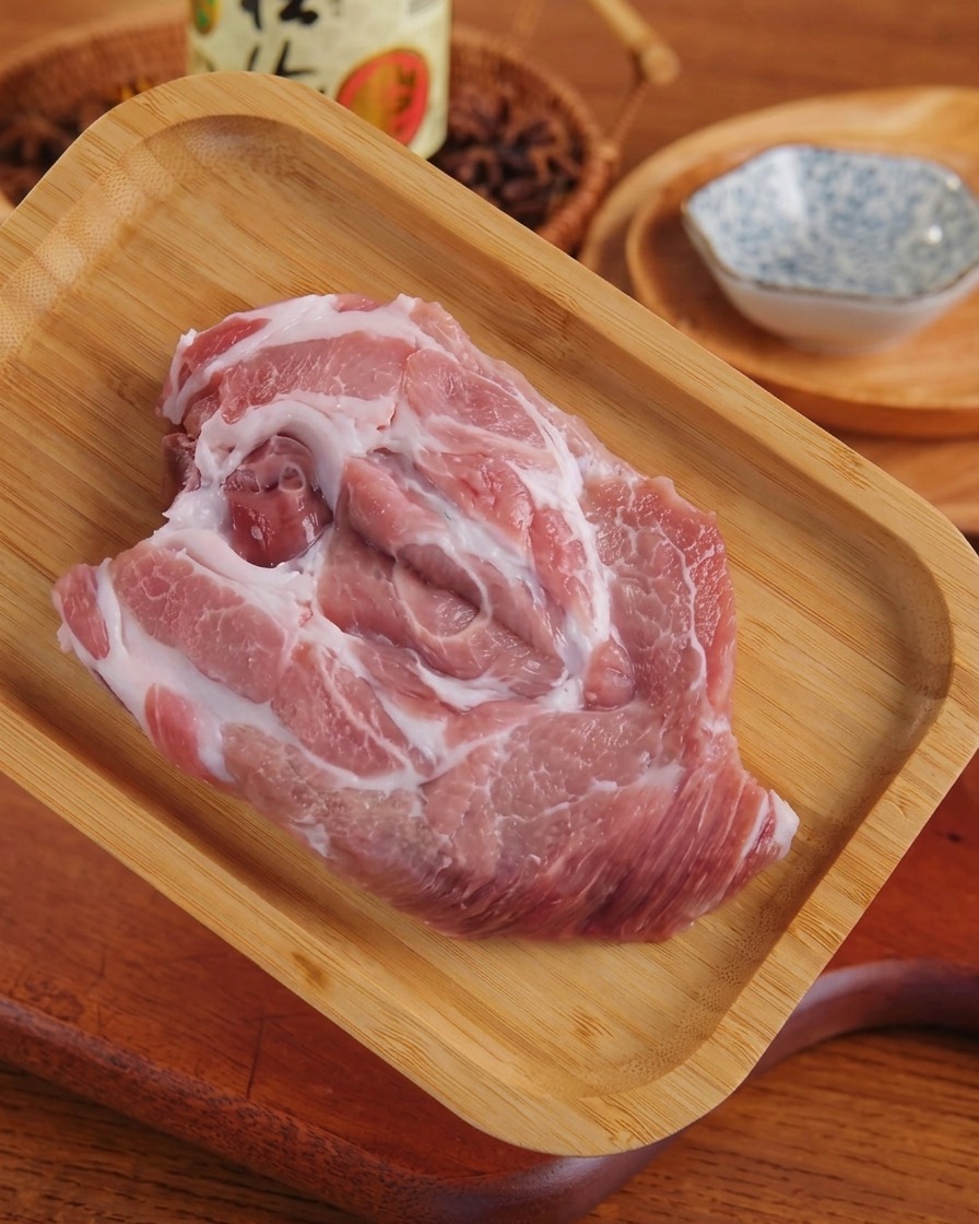 まな板の上で平らに叩かれた生の豚肩ロース肉