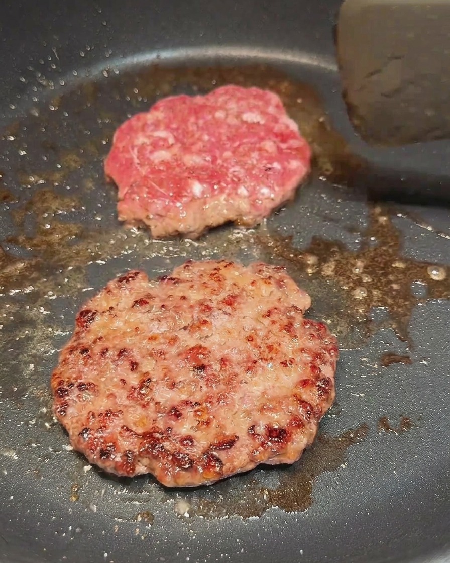 パティを裏返し、こんがりと焼けた面が見えている様子。