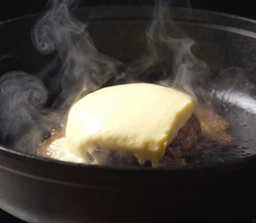 ソースの上にのせたチーズがとろりと溶けている様子。