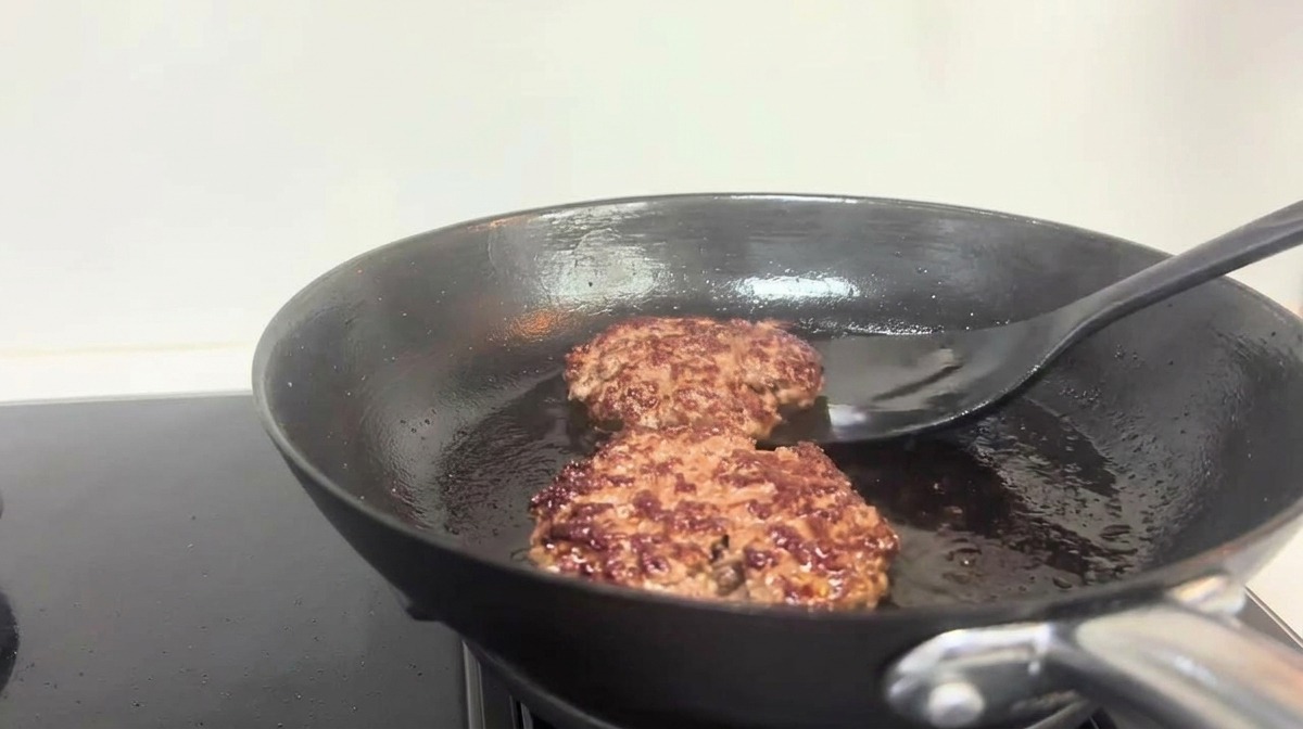 焼き色がついたパティを裏返す様子