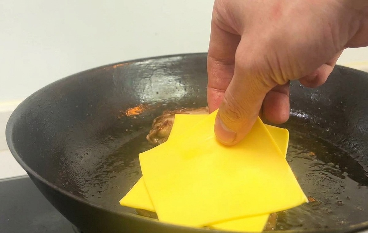 パティの上にチーズをのせる様子
