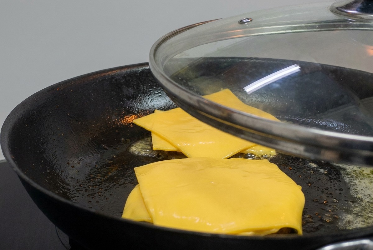 フライパンに蓋をしてチーズを蒸らす様子