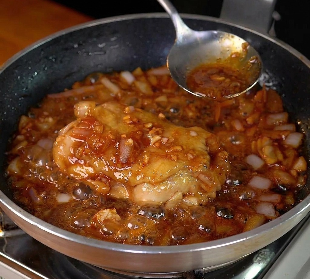 ソースが泡立ち、鶏肉に艶やかな照りが出ている様子