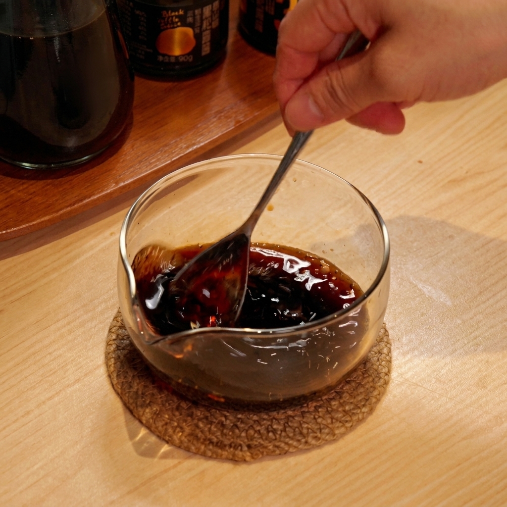 スプーンでソースを混ぜている様子