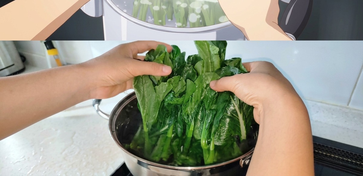 ほうれん草の茎の部分から先にお湯に入れている様子