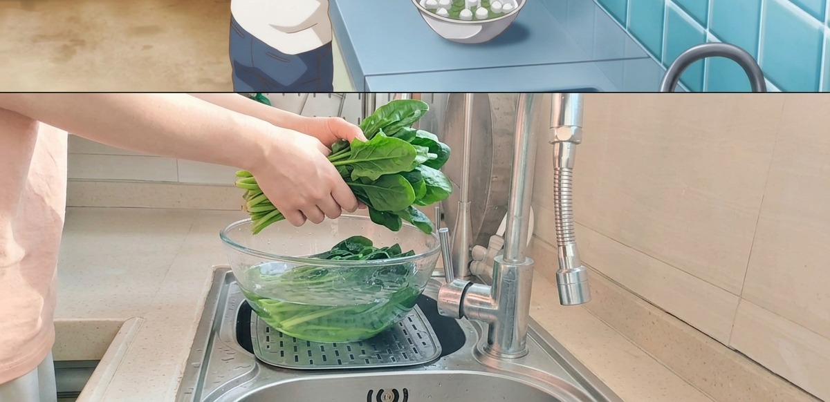 茹で上がったほうれん草を冷水の入ったボウルに移す様子