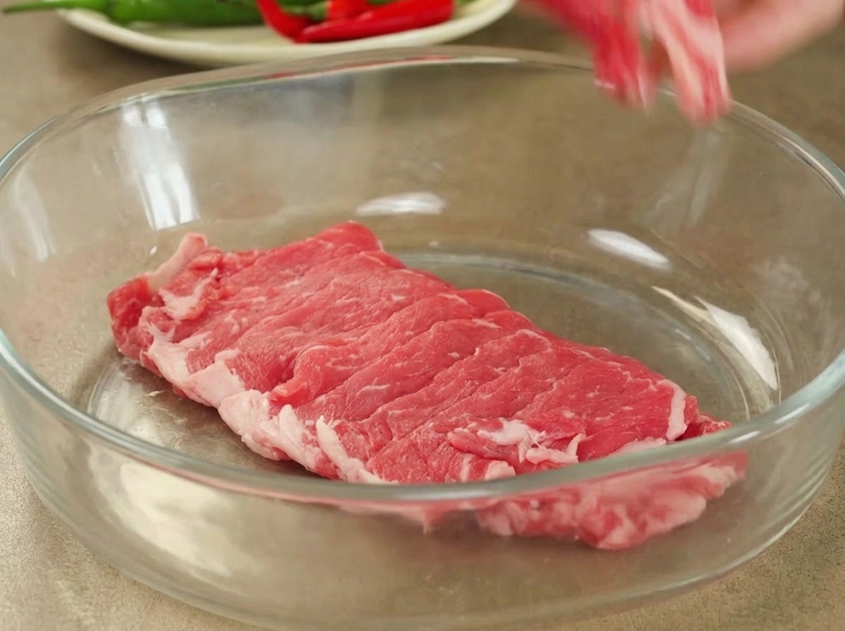 ボウルに入ったカット済みの新鮮な牛肉。