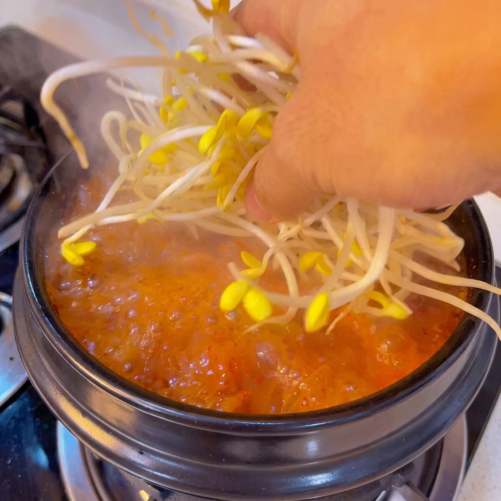 スープに大豆もやしをたっぷりと入れている様子。