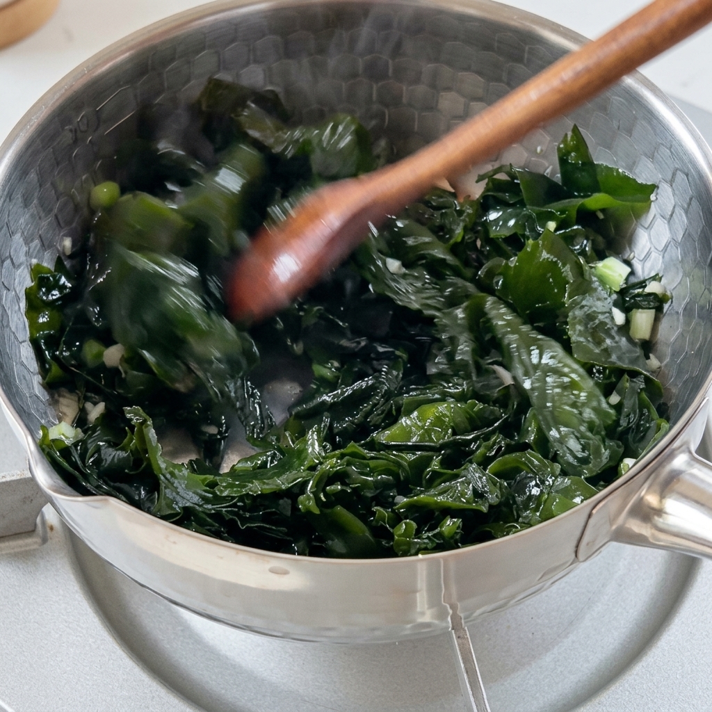 戻したわかめを鍋に入れて薬味と合わせている様子