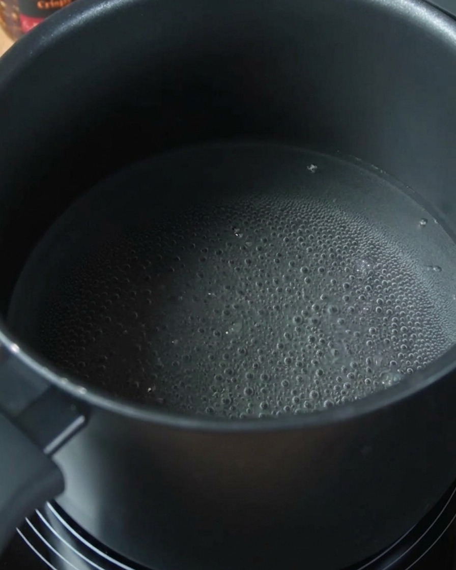 沸騰した鍋でスパゲッティを茹でている様子。
