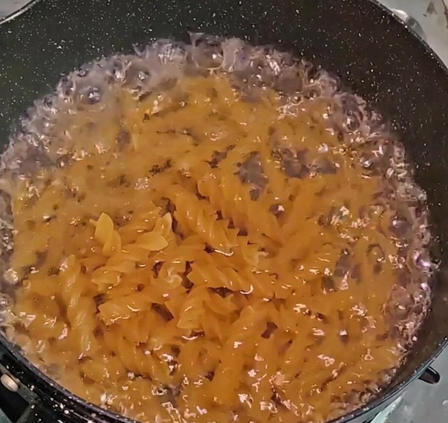 鍋の中でフジッリパスタが茹で上がっている様子。