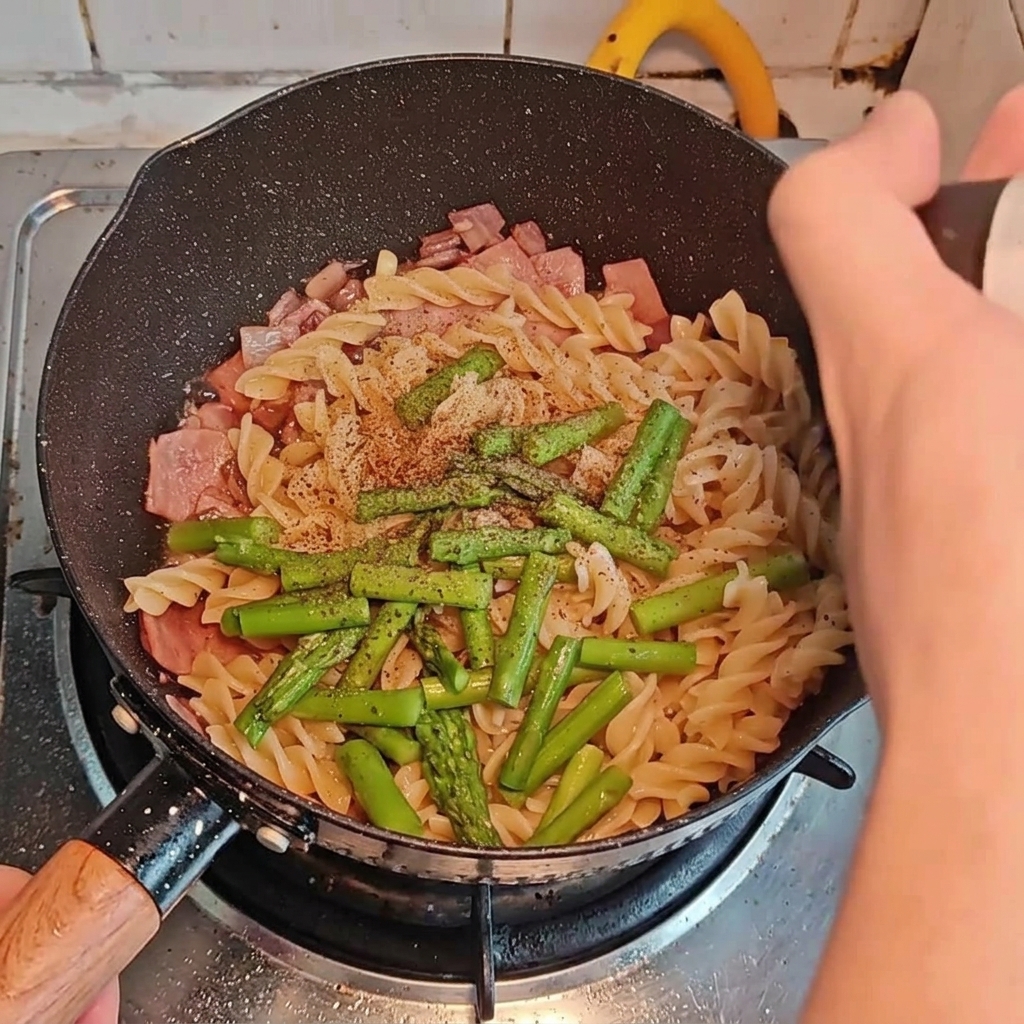 黒胡椒、海塩、醤油、オイスターソースをパスタにかけている様子。