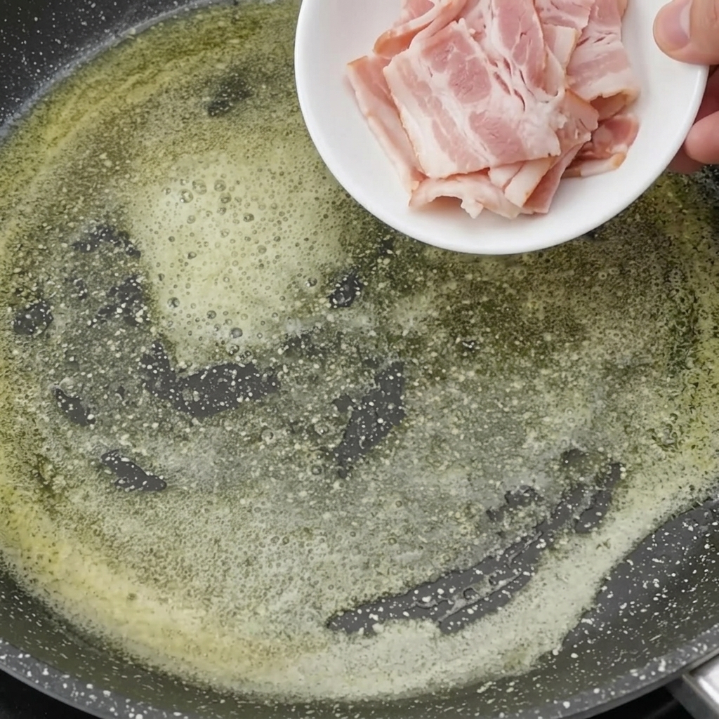 溶けたバターの中でベーコンがカリカリに焼けている様子。