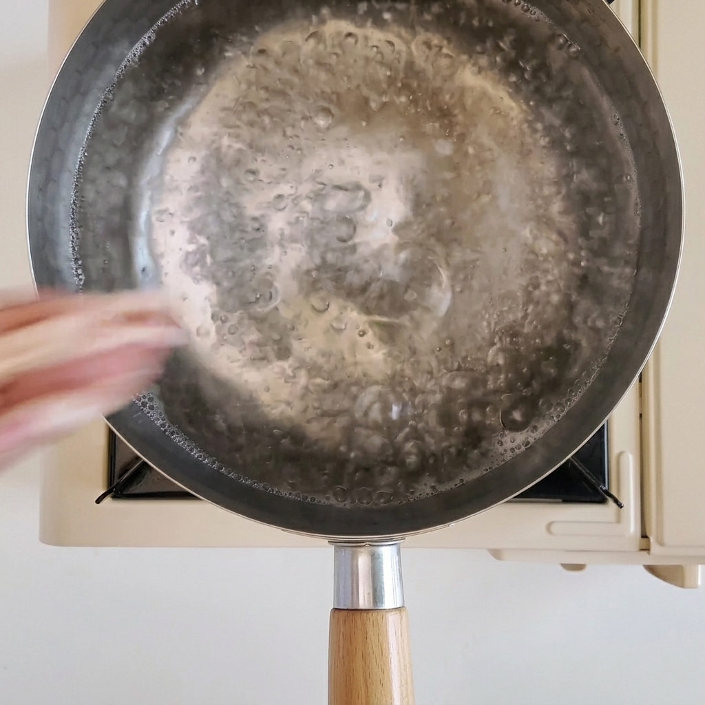 沸騰したお湯の中で、薄切り牛肉をサッと茹でている様子。