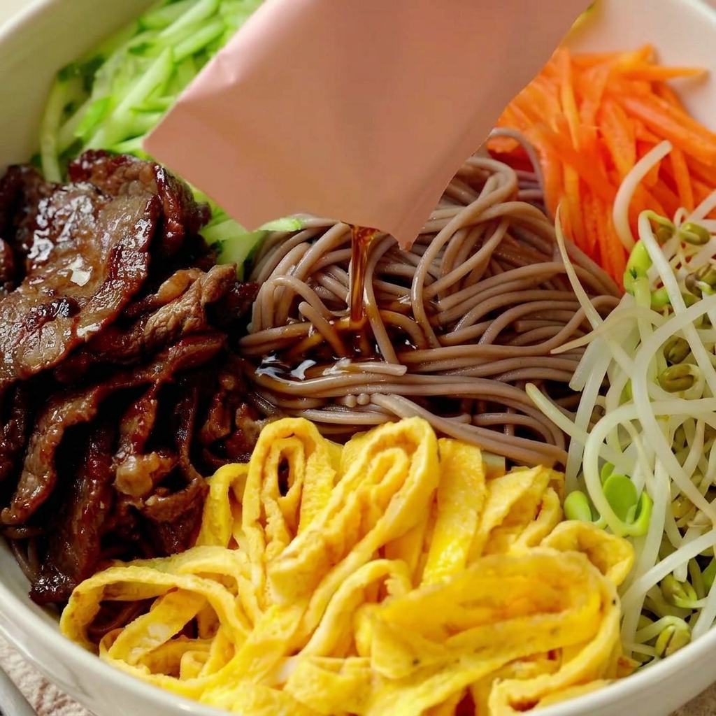 麺の上からゆずポン酢を回しかけている様子。