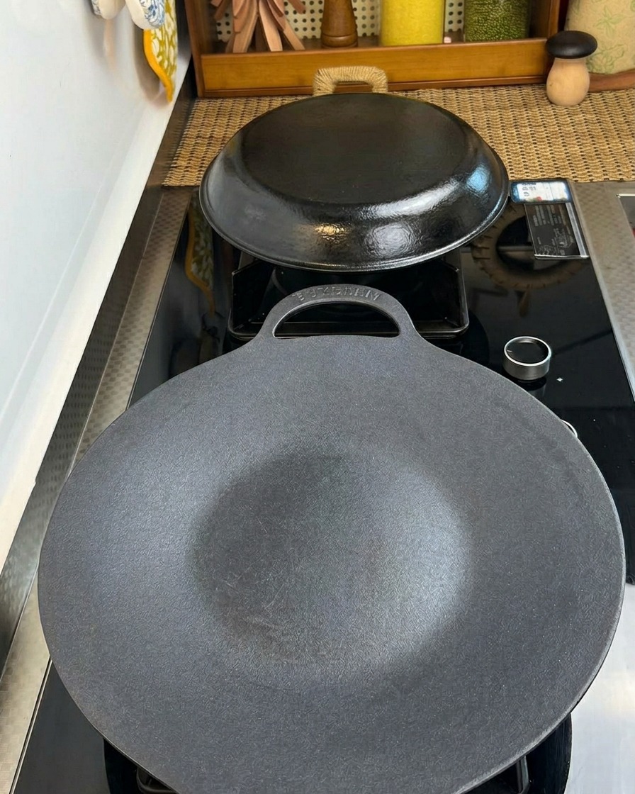 熱した鉄板で、表面がきつね色に焼けている豚バラ肉。